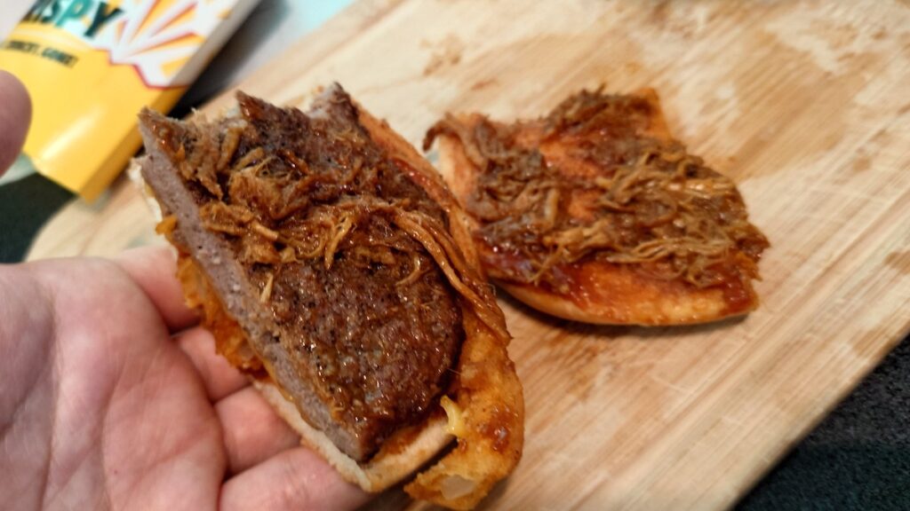 カールスジュニアのプルドポークハンバーガー　細かいお肉